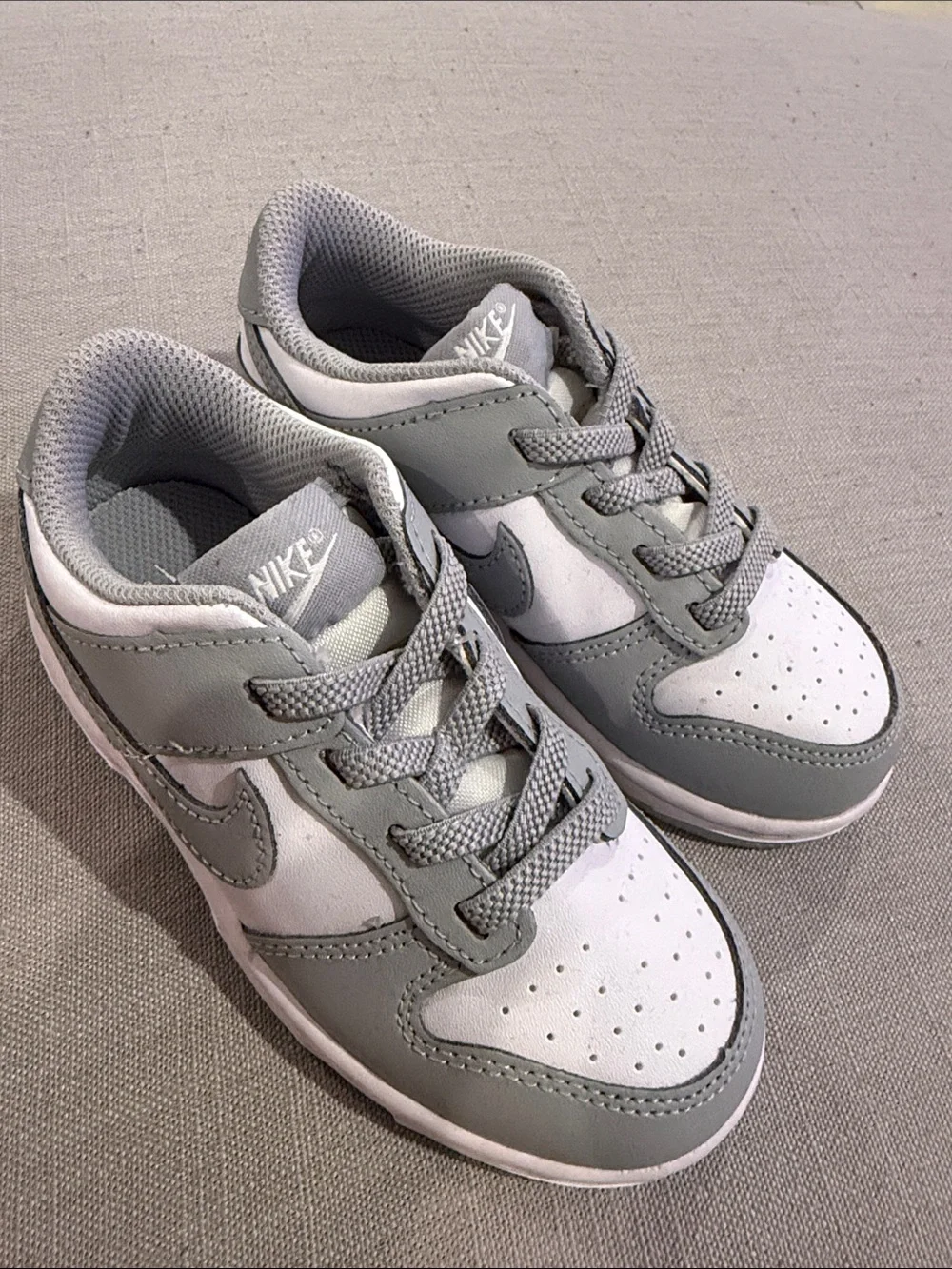 Nike Kids Low-Top Sneakers in Gray and White